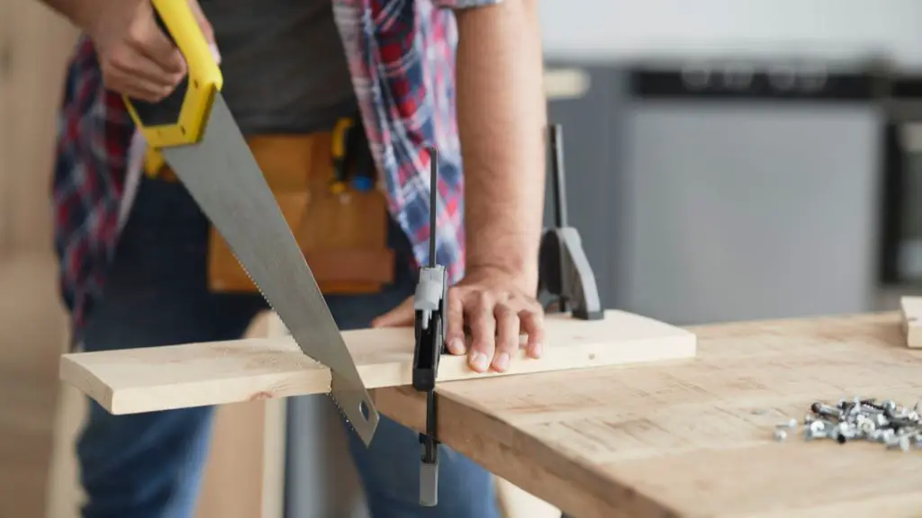 make-straight-cut-with-hand-saw